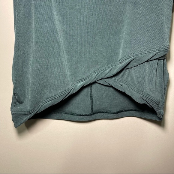 Lululemon women’s Jasper Green Do the Twist sporty Cropped tank top in size US 4 - Picture 5 of 9